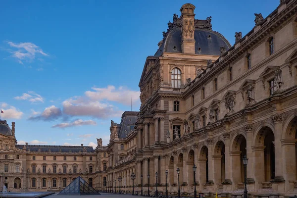 Günbatımında Ünlü Louvre Müzesi Cam Piramit Manzarası Dünya Çapında Çok — Stok fotoğraf