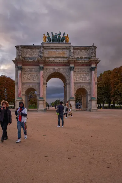 Napolyon 'un askeri zaferlerini anmak için 1808 tarihli ünlü Zafer Yayı (Arc de Triomphe du Carrousel, 1808)