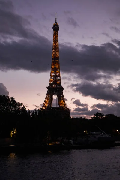 Iconic Eyfel Kulesi Nde Alacakaranlıkta Gecede Işıkları Açık — Stok fotoğraf