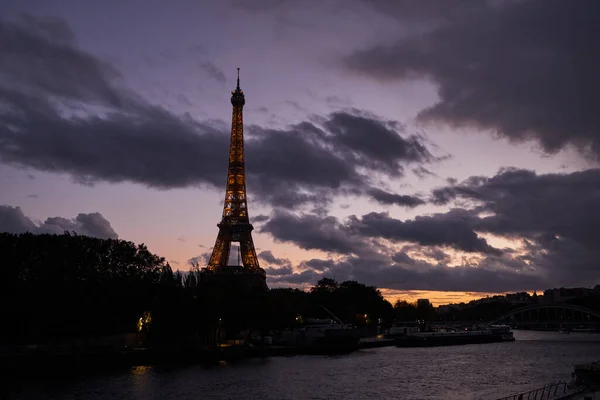 Icónica Torre Eiffel Con Luces Encendidas Atardecer Por Noche Vista — Foto de Stock