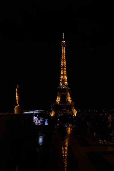 Icónica Torre Eiffel Con Luces Encendidas Por Noche Vista Desde — Foto de Stock