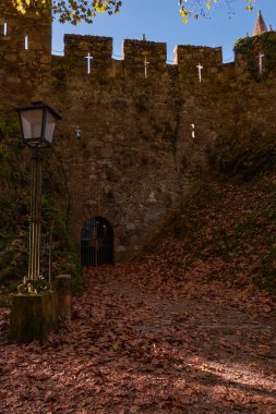 Portekiz 'deki Santa Maria da Feira Ortaçağ Şatosu, Orta Çağ' ın askeri mimarisinin bir kanıtı ve Portekiz Keşif Birliği 'nin önemli bir noktası.