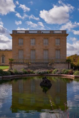 Fransa 'nın Paris yakınlarındaki Versailles Sarayı Bahçeleri' ndeki Barok Kraliyet Binası (Chateau de Versailles)