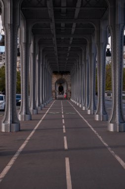 Pont de Bir-Hakeim - Eiffel Kulesi 'nin yakınındaki Iconic Metal Köprüsü, Arabalar ve İnsanlar - Paris, Fransa