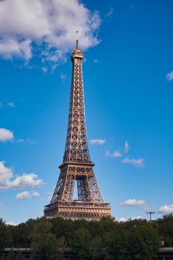 Iconic ve Meşhur Eyfel Kulesi Açık Bir Gün 'de Az Bulutlu Güzel Bir Gökyüzüne Karşı - Paris, Fransa