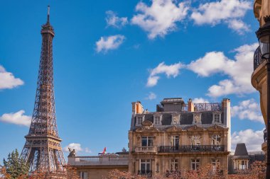 Iconic ve Meşhur Eyfel Kulesi ve Paris 'in Geleneksel Konut Binası Açık Bir Gün' de Az Bulutlu Güzel Bir Gökyüzüne Karşı - Paris, Fransa