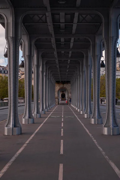 Pont Bir Hakeim Iconic Metal Bridge Metropolitana Auto Persone Vicino — Foto Stock