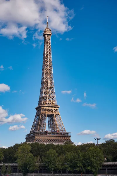 Icónica Famosa Torre Eiffel Contra Hermoso Cielo Con Pocas Nubes — Foto de Stock