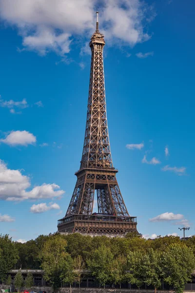 Iconic Famous Eiffel Tower Beautiful Sky Few Clouds Clear Day — Stock Photo, Image