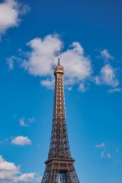 Iconic Famous Eiffel Tower Beautiful Sky Few Clouds Clear Day — Stock Photo, Image