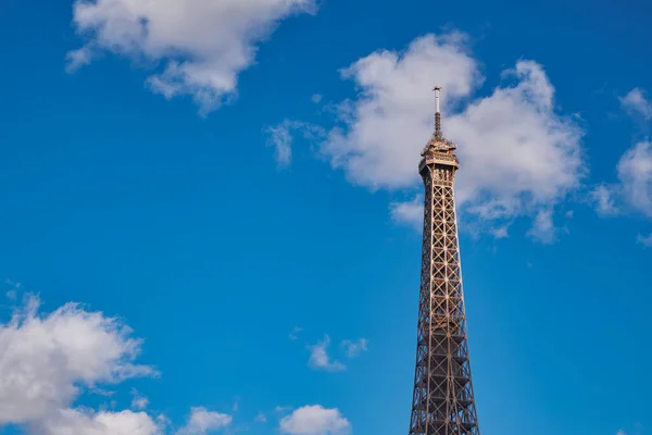 Iconic Famous Eiffel Tower Beautiful Sky Poche Nuvole Clear Day — Foto Stock