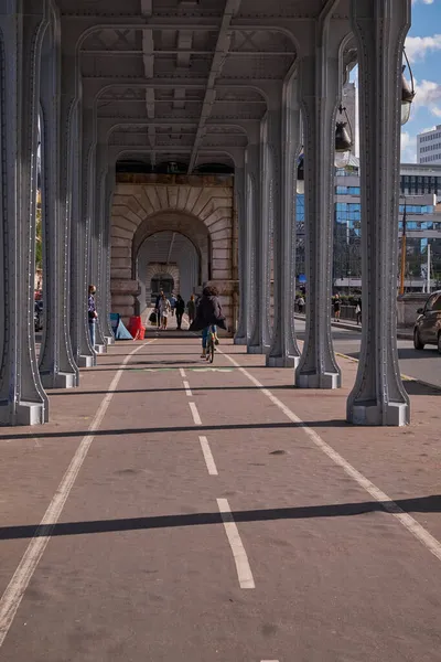 Pont Bir Hakeim Iconic Metal Bridge Metropolitana Auto Persone Vicino — Foto Stock