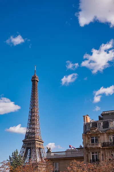 著名的艾菲尔铁塔和传统的巴黎住宅大楼 与晴朗天空中的几朵云彩相映成趣 — 图库照片