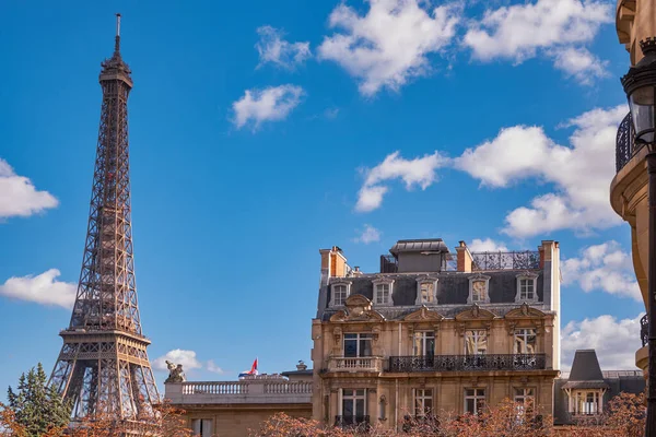 Икона Эйфелева Башня Традиционное Парижское Здание Фоне Неба Облаками Ясный — стоковое фото