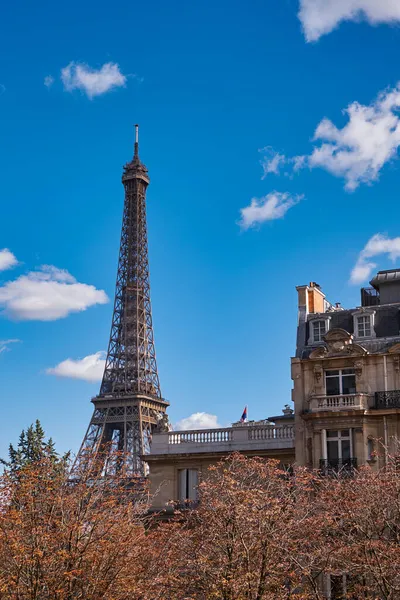 Torre Eiffel Icônica Famosa Edifício Residencial Parisiense Tradicional Contra Belo — Fotografia de Stock