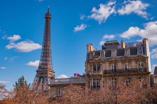 著名的艾菲尔铁塔和传统的巴黎住宅大楼 与晴朗天空中的几朵云彩相映成趣 — 图库照片