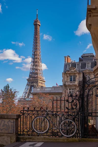一个著名的爱菲尔铁塔 一个伯克霍和一个传统的巴黎住宅大楼 在晴朗的天空中与几朵云彩相映成趣 — 图库照片