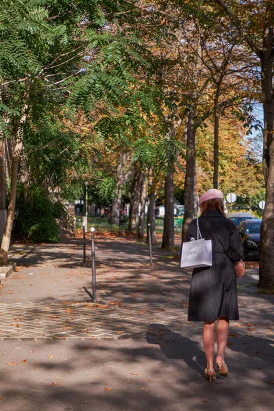 Modisches Mädchen Das Einer Straße Mit Herbstlaub Spaziert Paris Frankreich — Stockfoto