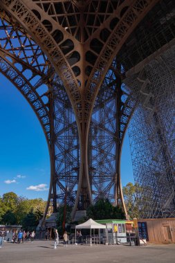 Iconic ve Meşhur Eyfel Kulesi Açık Bir Gün 'de Güzel Mavi Gökyüzüne Karşı - Paris, Fransa