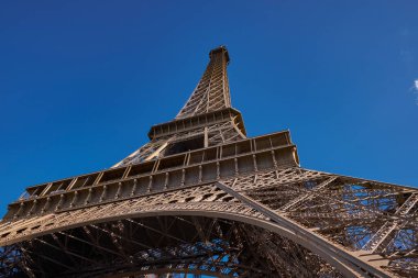 Iconic ve Meşhur Eyfel Kulesi Açık Bir Gün 'de Güzel Mavi Gökyüzüne Karşı - Paris, Fransa