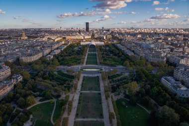 Panorama Havacılık Manzarası - Paris, Fransa 'nın silueti. Eiffel Kulesi 'nin tepesinden Champ de Mars ve Montparnasse' a bir manzara.
