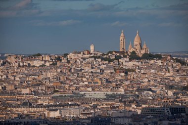 Panorama Havacılık Manzarası - Paris, Fransa 'nın silueti. Eiffel Kulesi 'nin tepesinden Montmartre ve Sacre Coeur Kilisesi' ne bir manzara.