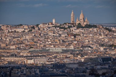 Panorama Havacılık Manzarası - Paris, Fransa 'nın silueti. Eiffel Kulesi 'nin tepesinden Montmartre ve Sacre Coeur Kilisesi' ne bir manzara.