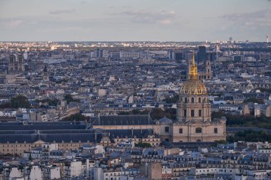 Panorama Havacılık Manzarası - Paris, Fransa 'nın silueti. Eyfel Kulesi 'nin tepesinden Les Invalides Altın Kubbesi ve Seine Nehri' nin sol kıyısına bir manzara