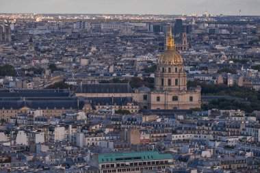 Panorama Havacılık Manzarası - Paris, Fransa 'nın silueti. Eyfel Kulesi 'nin tepesinden Les Invalides Altın Kubbesi ve Seine Nehri' nin sol kıyısına bir manzara