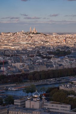 Panorama Havacılık Manzarası - Paris, Fransa 'nın silueti. Eiffel Kulesi 'nin tepesinden Montmartre ve Sacre Coeur Kilisesi' ne bir manzara.
