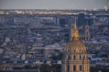Panorama Havacılık Manzarası - Paris, Fransa 'nın silueti. Eyfel Kulesi 'nin tepesinden Les Invalides Altın Kubbesi ve Seine Nehri' nin sol kıyısına bir manzara