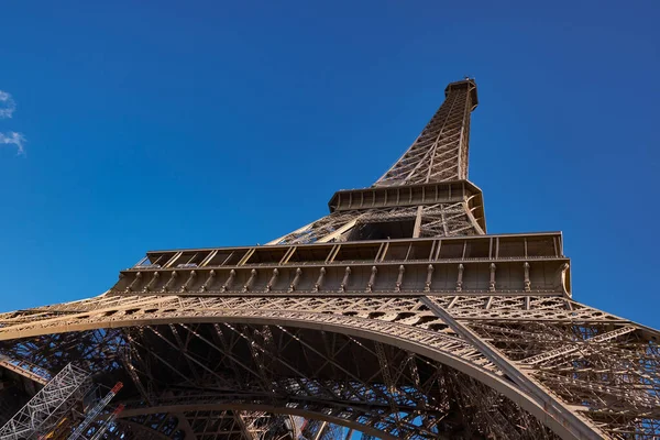 Iconic Famous Eiffel Tower Beautiful Blue Sky Clear Day Paris — Stock Photo, Image