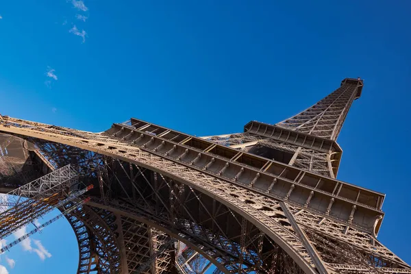 Słynna Wieża Eiffla Przeciwko Pięknemu Błękitnemu Niebu Pogodny Dzień Paryż — Zdjęcie stockowe