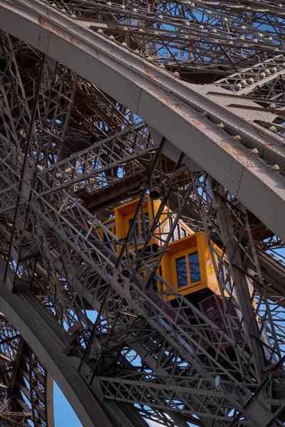Iconic Famous Eiffel Tower Yellow Elevator Pillar Paříž Francie — Stock fotografie