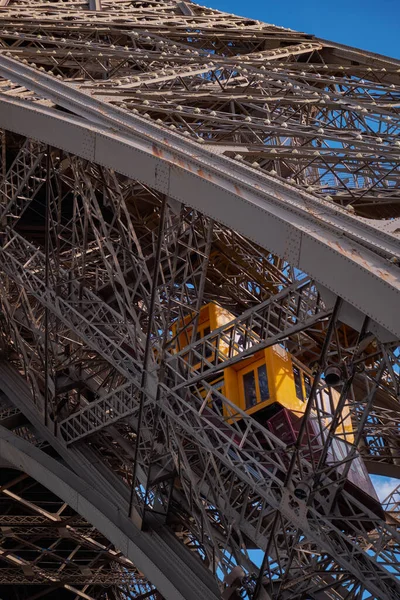 Iconic Famous Eiffel Tower Yellow Elevator Pillar Paříž Francie — Stock fotografie