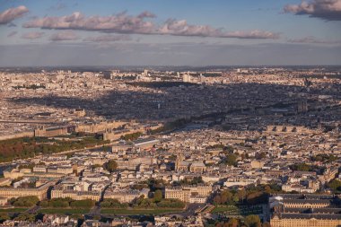 Panorama Havacılık Manzarası - Paris, Fransa 'nın silueti. Eyfel Kulesi 'nin tepesinden Seine Nehri' nin Sol Kıyı 'sına bir manzara