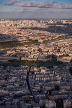 Panorama Havacılık Manzarası - Paris, Fransa 'nın silueti. Eyfel Kulesi 'nin tepesinden Seine Nehri' nin Sol Kıyı 'sına bir manzara