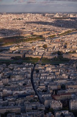 Panorama Havacılık Manzarası - Paris, Fransa 'nın silueti. Eyfel Kulesi 'nin tepesinden Seine Nehri' nin Sol Kıyı 'sına bir manzara