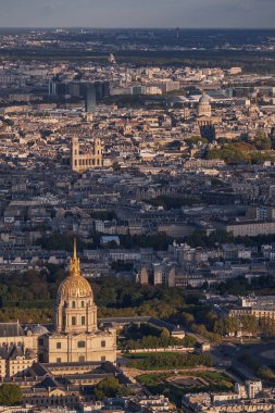 Panorama Havacılık Manzarası - Paris, Fransa 'nın silueti. Eyfel Kulesi 'nin tepesinden Seine Nehri' nin Sol Kıyı 'sına bir manzara