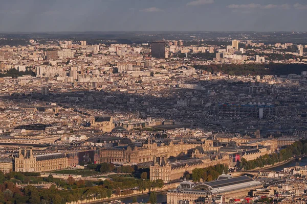Panorama Havacılık Manzarası - Paris, Fransa 'nın silueti. Eyfel Kulesi 'nin tepesinden Seine Nehri' nin Sol Kıyı 'sına bir manzara