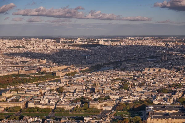 Panorama Havacılık Manzarası - Paris, Fransa 'nın silueti. Eyfel Kulesi 'nin tepesinden Seine Nehri' nin Sol Kıyı 'sına bir manzara