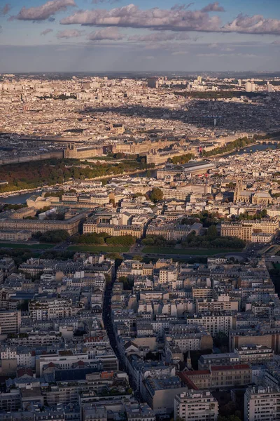 Panorama Havacılık Manzarası - Paris, Fransa 'nın silueti. Eyfel Kulesi 'nin tepesinden Seine Nehri' nin Sol Kıyı 'sına bir manzara
