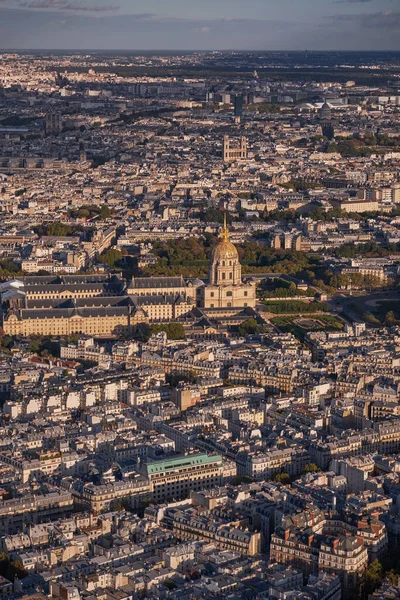 Panorama Havacılık Manzarası - Paris, Fransa 'nın silueti. Eyfel Kulesi 'nin tepesinden Seine Nehri' nin Sol Kıyı 'sına bir manzara