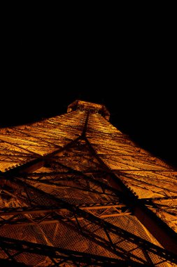 Gece Işıkları açık olan Iconic Eyfel Kulesi - İkinci katın manzarası - Paris, Fransa