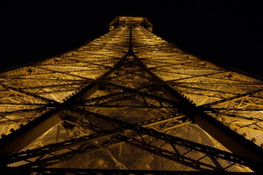 Gece Işıkları açık olan Iconic Eyfel Kulesi - İkinci katın manzarası - Paris, Fransa