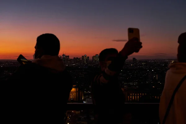 Turistas Tirando Selfies Fotos Plataforma Torre Eiffel Paris França Night — Fotografia de Stock