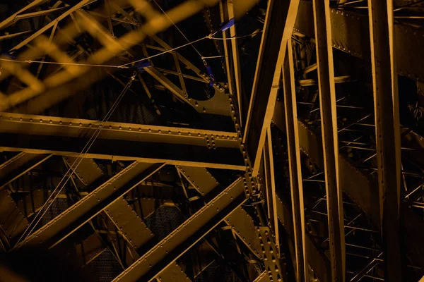 Vnitřní Konstrukce Iconic Eiffel Tower Rozsvícenými Světly Noci Pohled Schodiště — Stock fotografie
