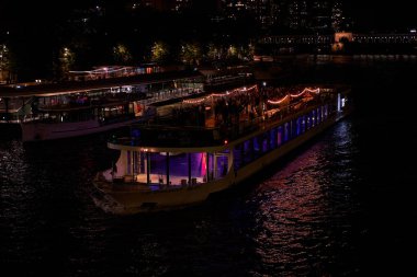 Gece Seine Nehri 'ndeki Turist Gemisi - Paris, Fransa