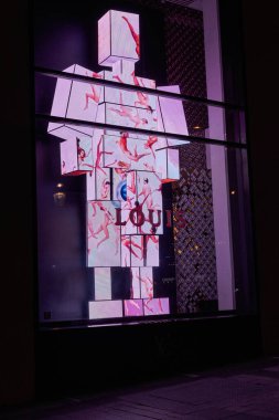 Champs Elysees 'deki lüks bir giysi markasından Paris, Fransa' daki bir vitrinde Dummy 'yi aydınlattı.