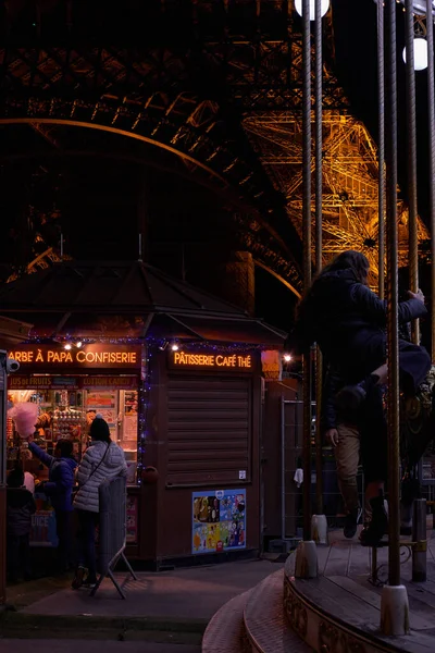 Vintage Körhinta Fények Eiffel Torony Közelében Éjjel Párizs Franciaország — Stock Fotó